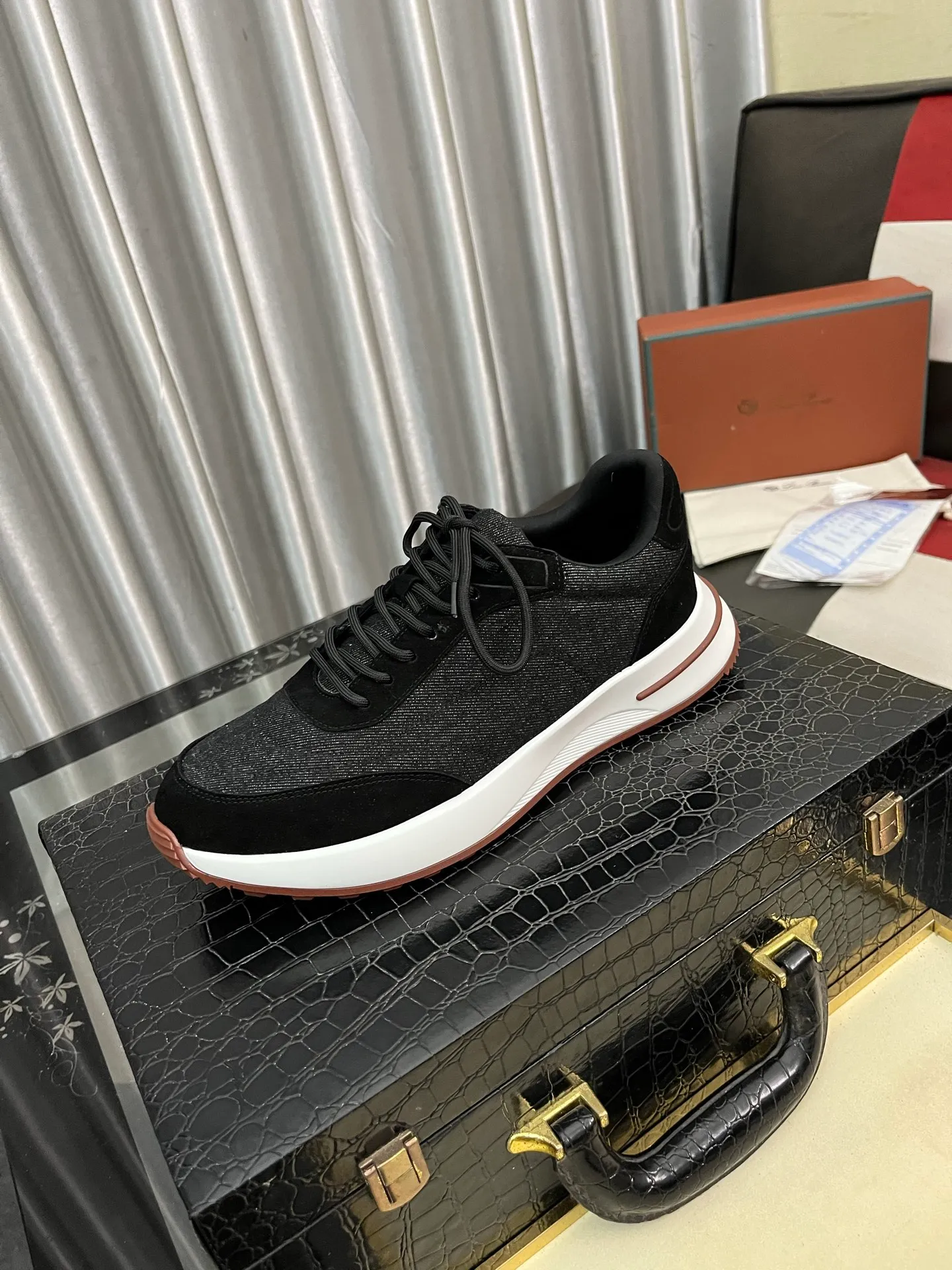 Men's shoes 💰458⌚️⌚️ Loro Pian* Loro Pian* casual shoes are made of cowhide frosted cowhide. Unique texture, simple and elegant, in line with Asian shoe lasts. Almond toe bar, apron style toe, drum-stitched upper. Same color stitching details. Slip-on style for easy on and off. Original color full cowhide lining. The insole is decorated with the 🈶️ brand logo. The original open-molded TPU raw rubber outsole. The soft rubber sole has super grip performance. Comfortable and casual style. You can create 🉑casual🉑formal urban style at will!  Code number: 38-44